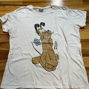 Extra large- runs small would fit a large cream colored Pluto Disney t-shirt
